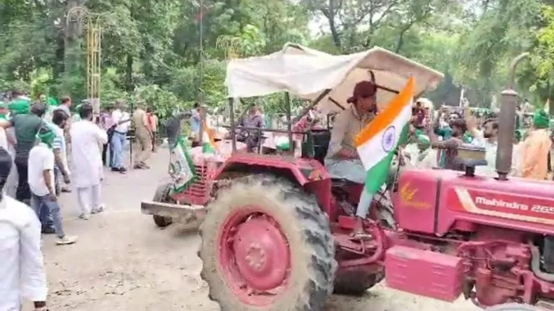 प्रयागराज में किसानों ने निकाली तिरंगा यात्रा, सरकार से मांगा मुआवजा   