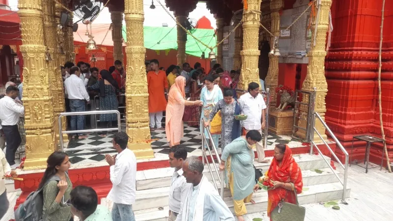 वाराणसी के इस प्रसिद्द मंदिर में बैन हुआ मोबाइल और कैमरा, समिति ने लिया निर्णय 