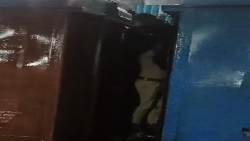 प्रयागराज : मालगाड़ी के ऊपर चढ़े युवक को आरपीएफ ने सकुशल उतारा