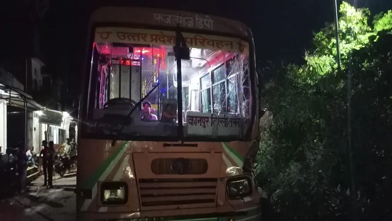 कन्नौज : हाईवे पर सिकंदरपुर पुल के पास खड़े कंटेनर में घुसी रोडवेज बस, 20 यात्री हुए घायल
