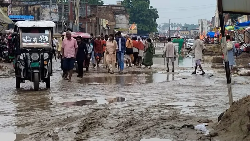 अयोध्या : दर्शन-पूजन के लिए कीचड़ से होकर जाने को मजबूर हैं श्रद्धालु