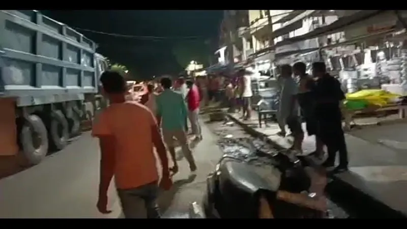 प्रतापगढ़ : पुलिस बैरियर तोड़ भाग रहे डंपर को पुलिस ने 30 किमी बाद पकड़ा, पूछताछ जारी