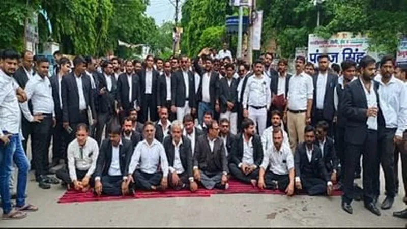 प्रयागराज : विजय मिश्र की गिरफ्तारी के विरोध में अधिवक्ताओं ने किया चक्काजाम