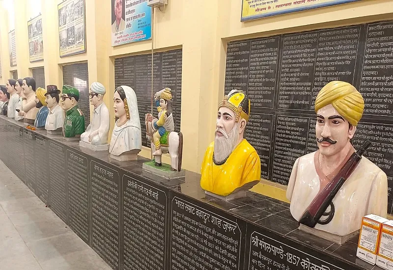 ...यादों में बने रहें, पत्थर पर अंकित कराए सेनानियों के नाम