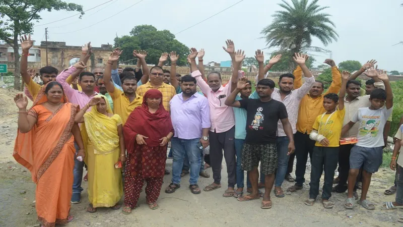 अयोध्या: पीएम मोदी कर रहे थे शिलान्यास, ग्रामीणों ने लगाए रेलवे प्रशासन के खिलाफ नारे