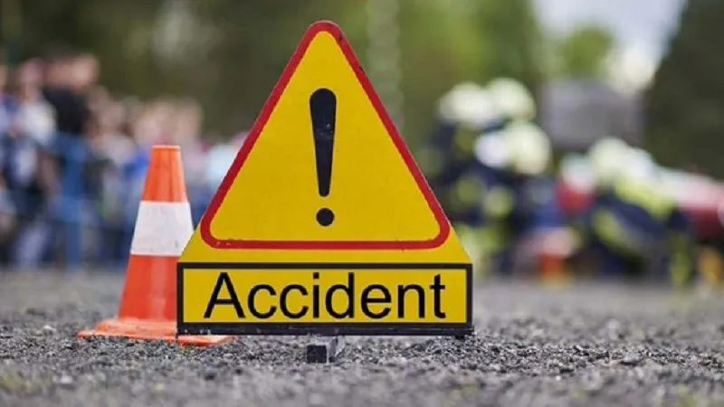 बुलंदशहर में बड़ा सड़क हादसा, बस-ट्रक की टक्कर में चार लोगों की मौत  
