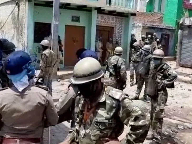 रामपुर: धार्मिक पोस्ट पर टिप्पणी को लेकर भिड़े दो समुदाय के लोग, गांव में पुलिस तैनात