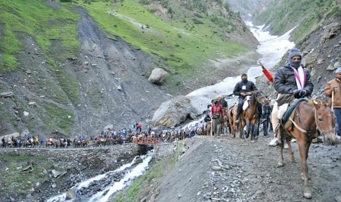 अमरनाथ तीर्थयात्रियों का नया जत्था जम्मू से कश्मीर रवाना, भूस्खलन के कारण राजमार्ग बाधित 