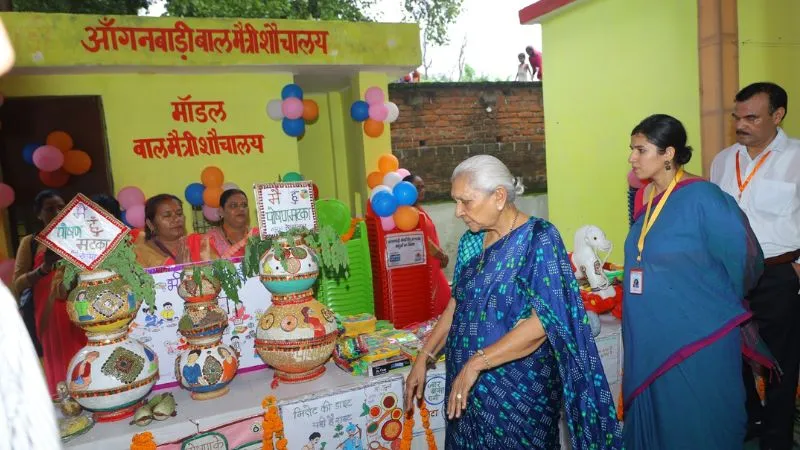 Jalaun: राज्यपाल आनंदीबेन पटेल ने आयुष्मान के लाभार्थियों को बांटे गोल्डन कार्ड, अधिकारियों ने दिखाए वीडियो