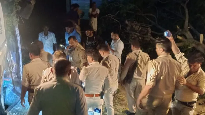 Auraiya Accident: डंपर को बचाने में बस पलटी, एक महिला की मौत व 20 श्रद्धालु घायल, मथुरा दर्शन के लिए जा रहे थे