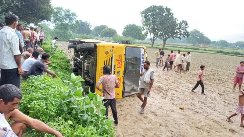 Auraiya Accident: स्टेयरिंग फेल होने से स्कूली बस खेत में पलटी, एक दर्जन बच्चे घायल, हादसे के बाद चालक फरार