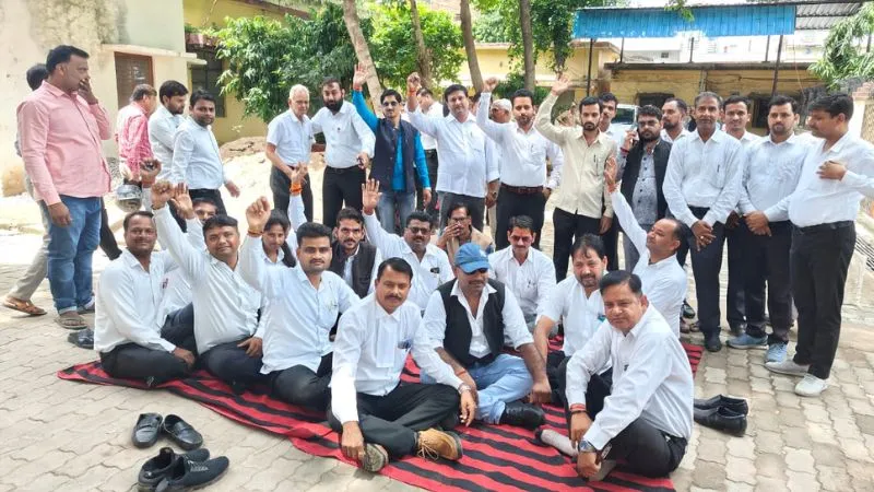 Auraiya News : अधिवक्ताओं ने कार्य बहिष्कार कर दिया धरना, मुकदमा लिखे जाने से थे नाराज