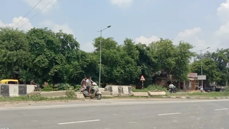 Auraiya News: कानपुर-इटावा हाईवे की बनी सर्विस लेन में फैली निर्माण सामग्री, हादसों की बनी रहती आशंका 