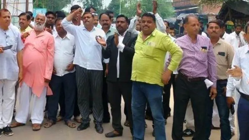 Banda: अधिवक्ताओं ने राष्ट्रीय राजमार्ग पर जाम लगाकर की नारेबाजी, 43 दिनों की कलमबंद हड़ताल से नहीं जागा प्रशासन