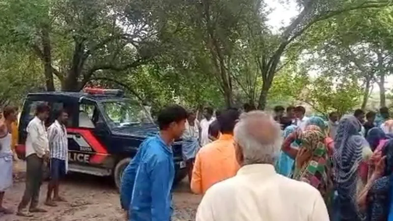 Banda: तालाब में डूबा साधु, गोताखोरों ने निकाला शव, परिजनों में मची चीख-पुकार, कमलगट्टा तोड़ने में हुई घटना