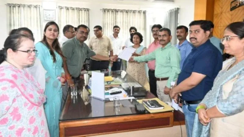 आजमगढ़ घटना को लेकर Banda में स्कूल बंद, प्रधानाचार्य व शिक्षक की गिरफ्तारी पर संघ ने जताया आक्रोश