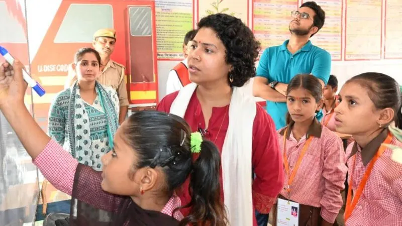 Banda News: DM ने विद्यालय के निरीक्षण में परखी शैक्षिक गुणवत्ता, गंदगी देख चढ़ा पारा, कमजोर बच्चों के लिए ये बोली