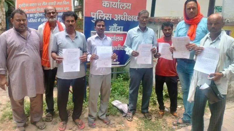 Banda Theft : छह दुकानों के ताले तोड़ चोरों ने पार किया लाखों का माल, पीड़ितों का आरोप पुलिस ने नहीं दर्ज की रिपोर्ट