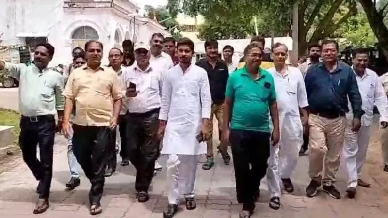 Banda News: मंडी समिति में रात के वक्त अराजकतत्वों का जमघट, व्यापारी संगठन ने एसपी से की शिकायत