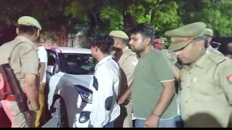 बांदा: सपा सुप्रीमो के काफिले में लग्जरी कार से आए चोरों को पुलिस ने पकड़ा, 15 मोबाइल बरामद