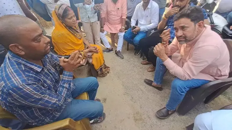 आजमगढ़: श्रेया के परिजनों से मिले सांसद निरहुआ, दिया न्याय का भरोसा  