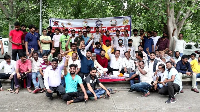 लखनऊ: प्राइवेट वाहनों के व्यावसायिक उपयोग पर कैब मालिकों-चालकों ने किया प्रदर्शन, परिवहन विभाग को दी चेतावनी