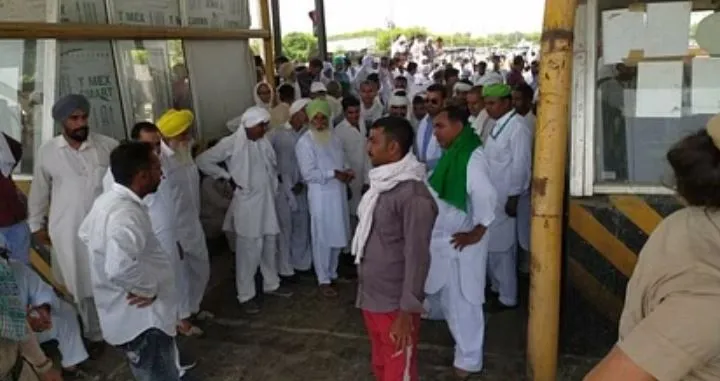 सिरसा: बीमा क्लेम को लेकर किसानों का अनिश्चितकालीन धरना, नेशनल हाईवे पर वाहनों को रोका