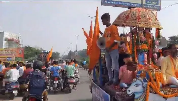 बरेली: माथे पर त्रिपुण्ड हाथों में गंगाजली और नंदी ध्वज के साथ निकाली नाथ नगरी जलाभिषेक समिति ने शोभायात्रा 