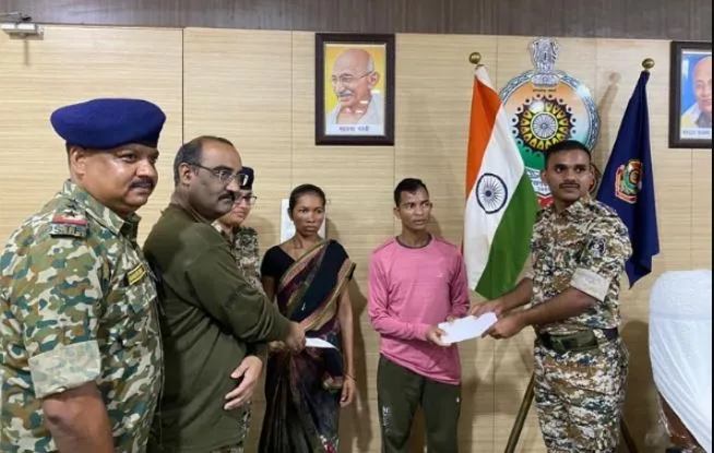 छत्तीसगढ़: इनामी नक्सली दंपति ने किया आत्मसमर्पण 