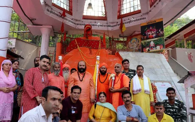 छड़ी मुबारक को श्रीनगर के ‘शारिका भवानी’ मंदिर ले जाया गया