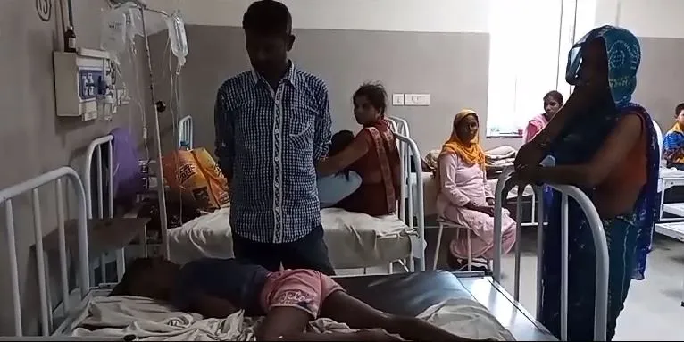 लखीमपुर-खीरी: खंभे में उतरे करंट की चपेट में आकर दादी-पोता झुलसे