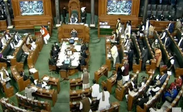 लोकसभा: संसद टीवी के टिकर को लेकर विपक्ष के हंगामे के कारण कार्यवाही कुछ देर बाधित