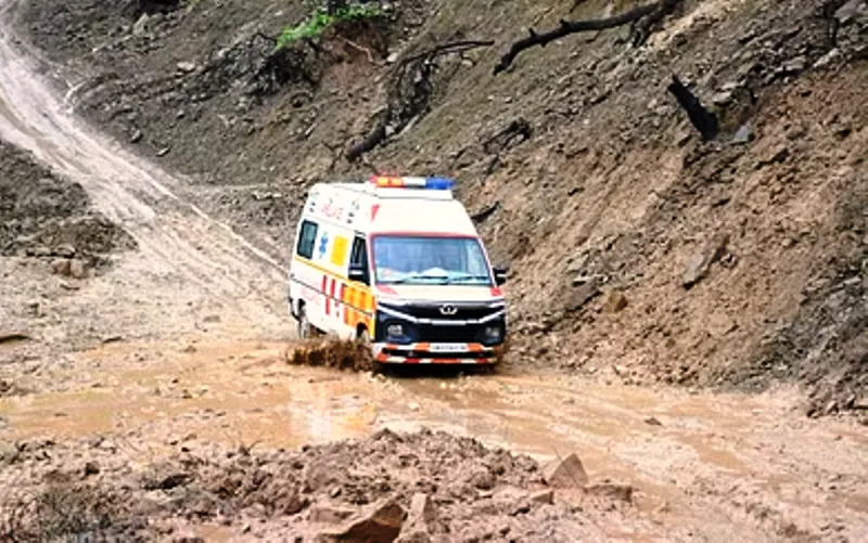 हल्द्वानी: हैड़ाखान मार्ग पर मलबा आने से 12 घंटे तक फंसी रही एबुलेंस