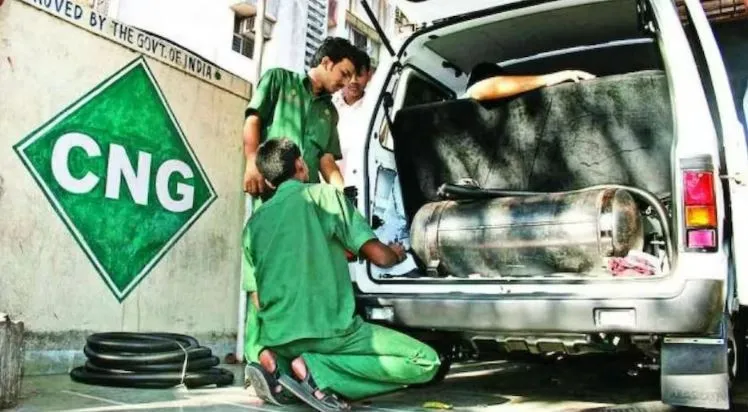 बरेली: सीएनजी कंपनी ने 10 कर्मियों को नौकरी से निकाला