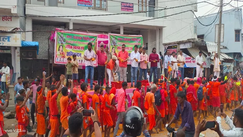 बाहरइच: पुष्प वर्षा कर कावंड़ यात्रा का हुआ स्वागत, बाबा बूढ़ेश्वर नाथ में जलाभिषेक को उमड़ा कांवड़ियों का सैलाब