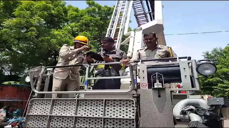 लखनऊ: पेड़ में फंसे कौवे को बचाने के लिए फायर ब्रिगेड ने किया Rescue Operation, देंखे Video