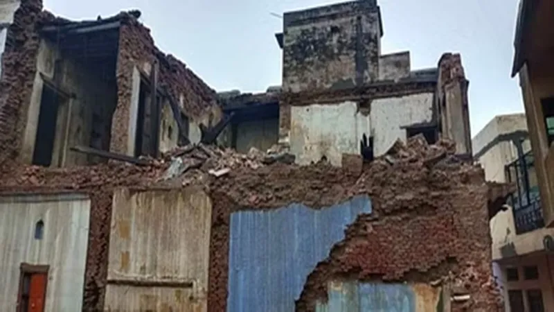 आगरा: बारिश के चलते पास के मकानों पर गिरी जर्जर हवेली, दो की मौत