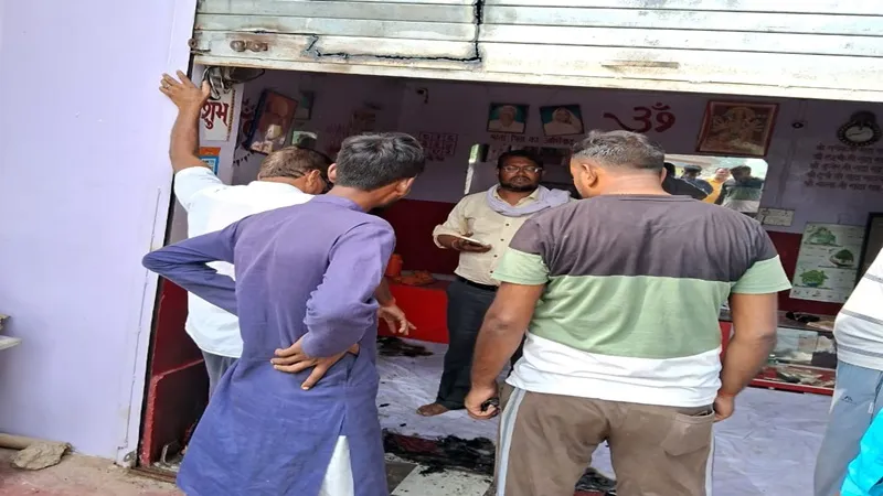 रायबरेली: सराफा दुकान से चोरों ने उड़ाए लाखों के जेवरात, पुलिस चौकी से चंद कदम दूरी पर हुई वारदात