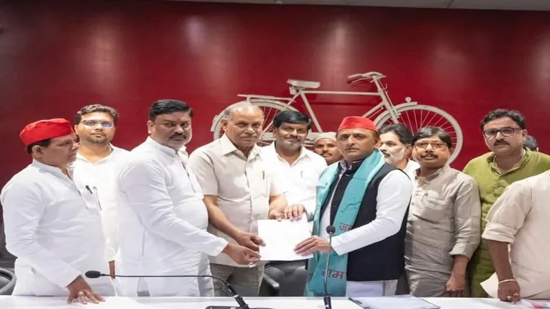 अयोध्या: पूर्व मंत्री के नेतृत्व में अखिलेश यादव से मिले चौड़ीकरण से प्रभावित पीड़ित