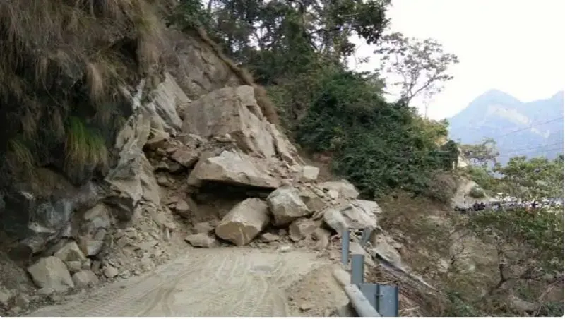 टनकपुर: मलबा आने से आठ घंटे बंद रहा पूर्णागिरि मार्ग