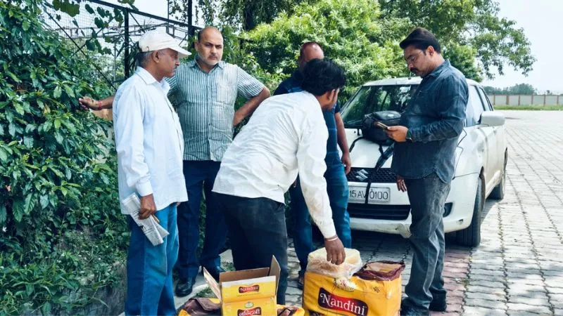 Chitrakoot News : जांच टीम ने रोडवेज बस से बरामद की भारी मात्रा में मिठाई, दुकानदार ने बताया मिल्ककेक