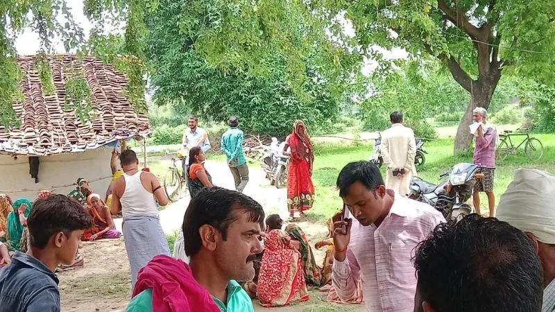 Chitrakoot News: विजिलेंस टीम के छापे के दौरान हृदयगति रुकने से वृद्ध की मौत, परिजनों ने लगाया उत्पीड़न का आरोप