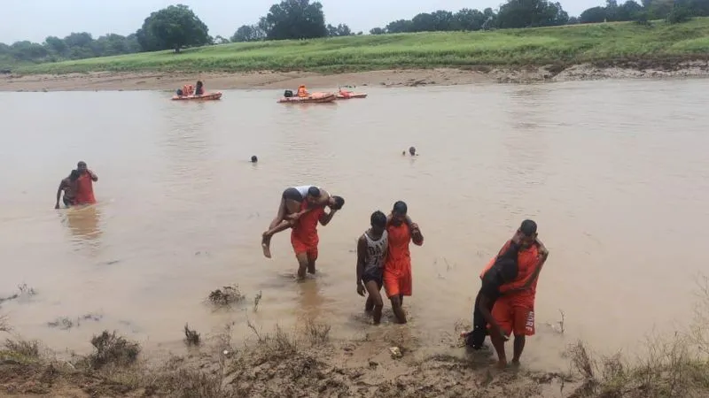 Chitrakoot: जिले में एनडीआरएफ केंद्र के लिए की जाएगी पहल, पयस्वनी में बाढ़ आने से डूबने लगे सरधुवा के ग्रामीण