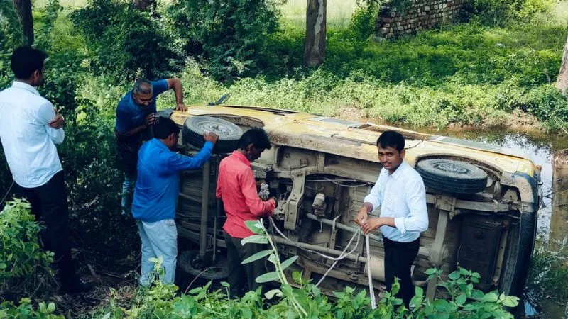 Chitrakoot News: ओवरटेक के चक्कर में स्कूली वैन पलटी, कई बच्चे चुटहिल, वाहन चालक फरार, RTO विभाग पर उठे सवाल