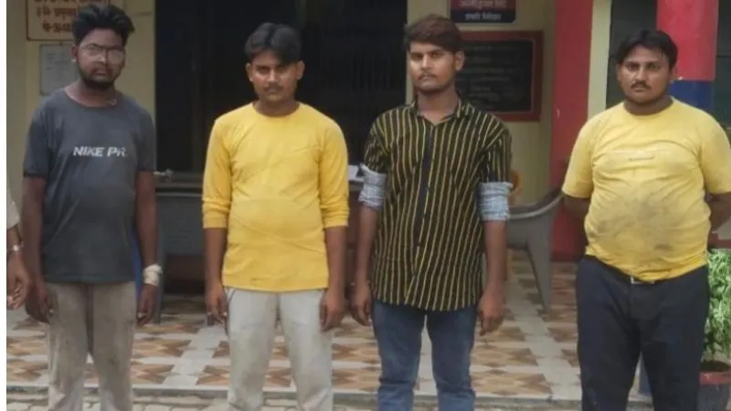 Chitrakoot News: दो डीसीएम में लदीं 14 भैंस बरामद, चार आरोपी गिरफ्तार, बरगढ़ पुलिस को मिली कामयाबी