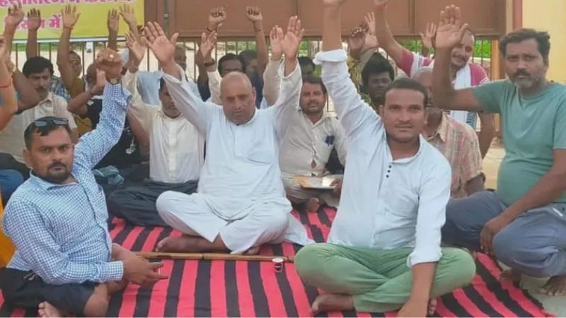 Chitrakoot News : स्कूल को सरकारी बनाने के लिए अनशन पर बैठे शिक्षक-कर्मचारी