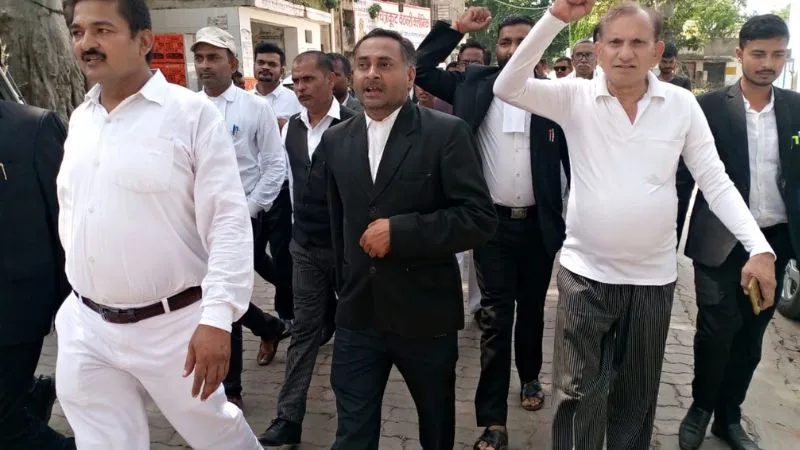 हापुड़ में लाठीचार्ज करने वाले पुलिसकर्मियों पर दर्ज हो मुकदमा, Chitrakoot में अधिवक्ताओं ने किया विरोध प्रदर्शन