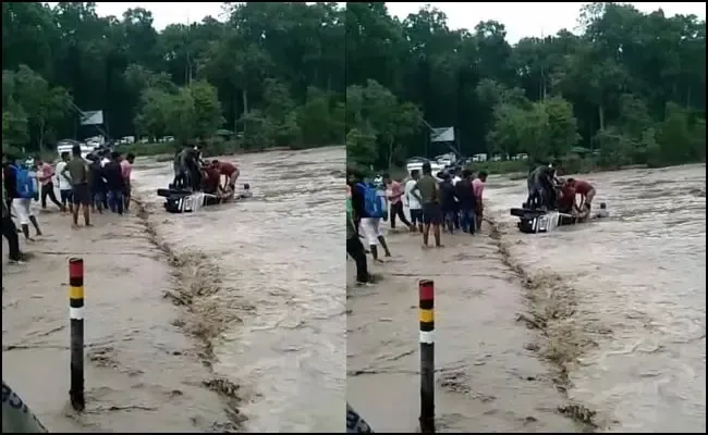 नैनीताल: उफनाए नाले में फसी बोलेरो, महिला समेत 8 साल का बच्चा भी था सवारियों में शामिल 