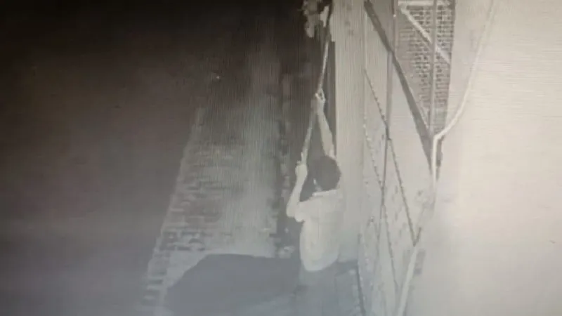 संभल: मोटर पार्ट्स व सब्जी की दुकान से चुराया हजारों का सामान, सीसीटीवी कैमरा तोड़ने का किया प्रयास 