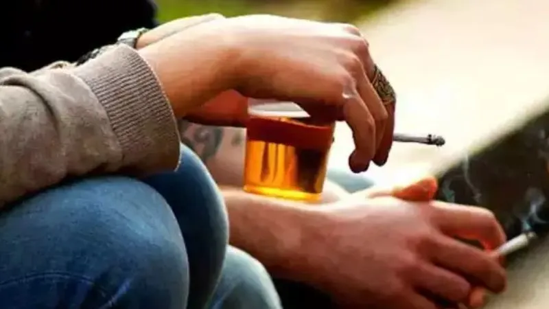 Kanpur: सिगरेट, शराब पीने वाले हो जाएं सर्तक, ये आदत आपके शरीर को कर रही खोखला, रोजाना इतने मरीज पहुंचे रहे हैलट